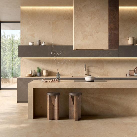 Isla de cocina con encimera Arklam Salma Amber natural en Málaga, diseño minimalista con plantas.