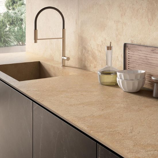 Encimera Arklam Salma Amber natural decorada con accesorios de cocina para diseños en Málaga.