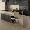 Isla de cocina moderna con encimera Arklam Seven Hazelnut natural en Málaga, contraste con gabinetes oscuros.