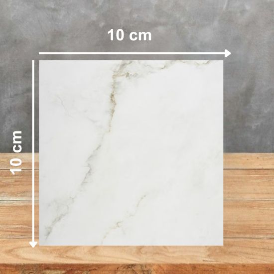 Muestra cuadrada de 10 cm de Dekton Keena sobre fondo gris, con vetas doradas en blanco suave.