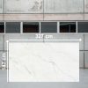 Losa grande de Dekton Keena de 327 cm x 147 cm en almacén, con textura blanca y vetas doradas.
