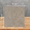 Muestra cuadrada de 10 cm de Neolith Artisan sobre fondo gris, con textura gris terrosa sutil.