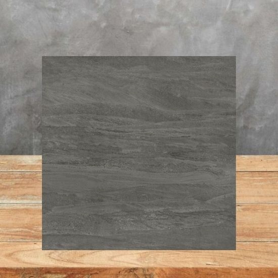 Muestra cuadrada de Neolith Aspen Grey gris sobre mesa de madera, con textura veteada visible.