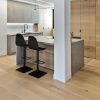 Encimera Neolith Beton en cocina gris Málaga, con inducción y accesorios de madera.