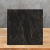Muestra de encimera Neolith Black Obsession Málaga, baldosa negra con vetas doradas para evaluación.
