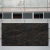 Losa grande Neolith Black Obsession Málaga, superficie sintered stone negra dorada para formatos extensos.