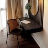 Escritorio Neolith Black Obsession Málaga, encimera negra con vetas doradas, silla y accesorios.