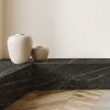 Encimera Neolith Black Obsession en esquina Málaga, diseño negro con vetas doradas y decoración minimalista.