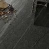 Close-up de encimera Neolith Ignea con nueces esparcidas y grifo, superficie sintered stone resistente para cocinas en Málaga