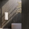 Baño moderno con paredes y encimera Neolith Ignea, bañera blanca y toalla, resistente al agua para hogares en Málaga