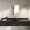 Encimera Neolith Mamba en baño minimalista Málaga, diseño negro con vetas doradas y lavabo integrado.