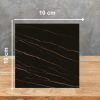 Muestra 10x10 cm de Blaker Luxury Black negra con vetas doradas sobre fondo gris.