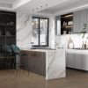 Cocina abierta con isla Blaker Statuario Gold blanca, taburetes de madera, gabinetes blancos y vista a sala en diseño contemporáneo.