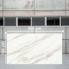 Losa grande de Blaker Toscana Gold 320x160 cm blanca veteada en almacén industrial.