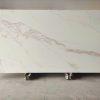 sa grande de Blaker Toscana Gold blanca veteada en entorno industrial interior.