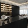 Encimera Blaker Total Cosmic Black negra veteada con fregadero negro, grifo negro y gabinetes oscuros en cocina moderna.