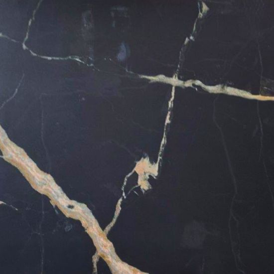 Textura detallada de Blaker Total Cosmic Black negra con vetas doradas en patrón marmóreo intenso