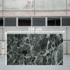 Losa grande de Blaker Jungle Green 320x160 cm verde veteado en almacén industrial.
