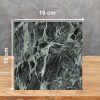 Muestra 10x10 cm de Blaker Jungle Green verde con vetas blancas sobre fondo gris.