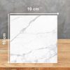 Muestra 10x10 cm de Blaker Statuario Bernini blanca con vetas grises sobre fondo gris.