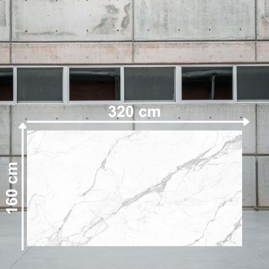 Losa grande de Blaker Statuario Grey blanca veteada en entorno industrial interior.