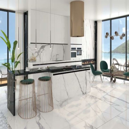 Isla de cocina Blaker Statuario Grey blanca veteada con taburetes blancos, gabinetes marrones y luces doradas en ambiente moderno.