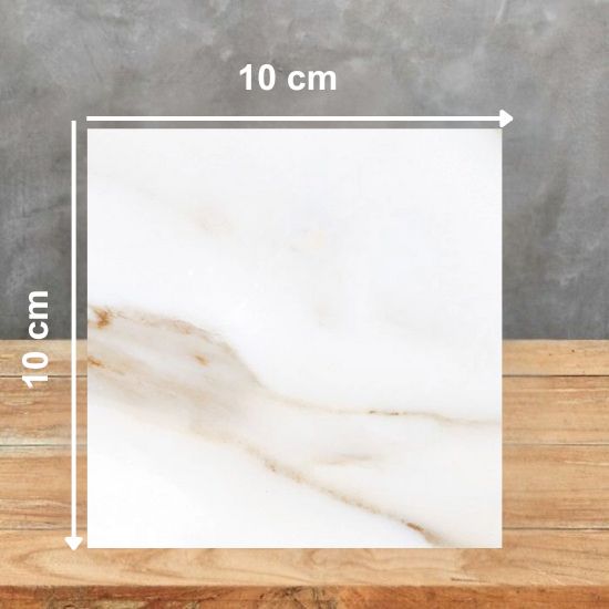 Muestra 10x10 cm de Blaker Venatino Gold blanca con vetas doradas sobre fondo gris.