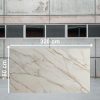 Losa grande de Blaker Venatino Gold 320x160 cm blanca veteada en almacén industrial.