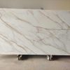 Losa grande de Blaker Venatino Gold blanca veteada en entorno industrial interior.