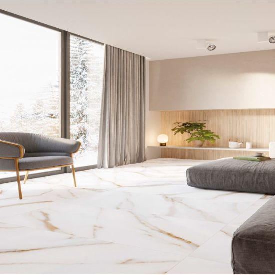 Sala contemporánea con piso Blaker Venatino Gold blanca veteada, sofá teal, sillas madera y mesa negra en diseño elegante.