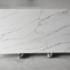 Losa grande de Blaker Venatino Grey blanca veteada en entorno industrial interior.