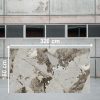 Losa grande de Venux Arctic Patagonia 320x160 cm blanca con vetas marrones en almacén industrial.