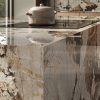Isla de cocina Venux Arctic Patagonia blanca veteada con olla, gabinetes de madera y vista ventana en ambiente moderno.