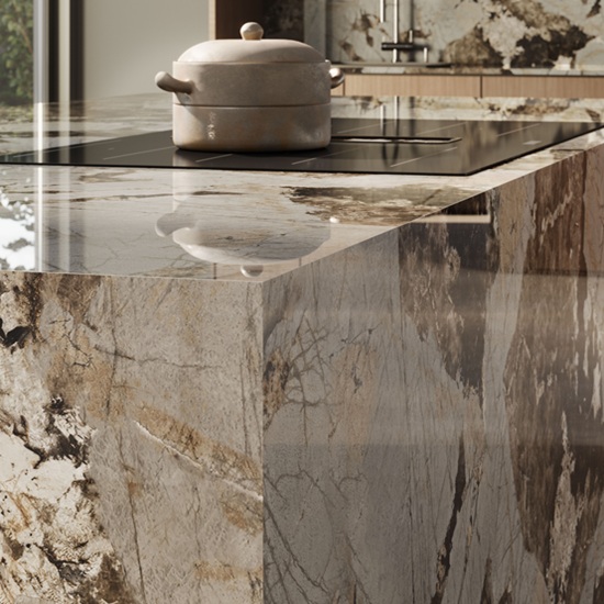Isla de cocina Venux Arctic Patagonia blanca veteada con olla, gabinetes de madera y vista ventana en ambiente moderno.