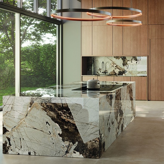 sla de cocina Venux Arctic Patagonia blanca veteada con olla, gabinetes de madera y vista ventana en ambiente moderno.