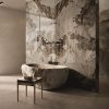 Baño spa con bañera de piedra, grifo plateado y revestimientos Venux Arctic Patagonia blancos con vetas marrones.