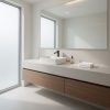 Vanitorio flotante Blaker Blanco Sólido blanco con lavabo blanco, espejo y gabinetes de madera en baño moderno.