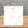 Muestra 10x10 cm de Blaker Calacatta Oro blanca con vetas doradas sobre fondo gris.