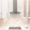 Encimera y salpicadero Blaker Calacatta Sun blanca veteada con campana plateada y gabinetes blancos en cocina luminosa.
