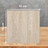 Muestra 10x10 cm de Blaker Flaminio Dak beige con vetas travertino sobre fondo gris.