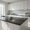 ncimera Blaker Negro Sólido negra en isla de cocina con bol blanco, gabinetes blancos y decoración minimalista en ambiente luminoso.