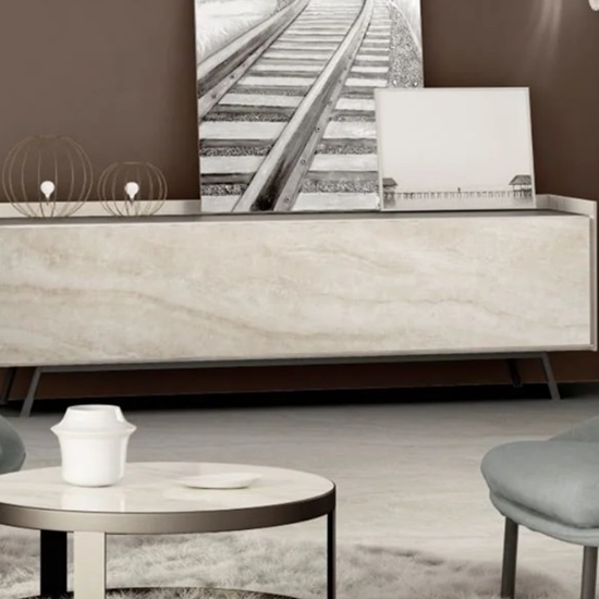 Sala con credenza Blaker Taj Mahal 3D beige veteado, sillas grises, mesa redonda y decoración en ambiente sereno.