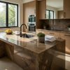 Cocina moderna con isla Mármol Marrón Alhambra marrón veteado, gabinetes madera, limones y planta en ambiente luminoso con vista ventana.