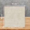 Muestra 10x10 cm de Venux Bellissima Beige beige con vetas beiges sobre fondo gris.