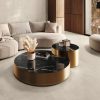 Sala moderna con credenza Venux Bellissima Beige beige veteado, sillas grises, mesa redonda y decoración en ambiente sereno.