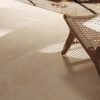 Sala minimalista con piso Venux Bellissima Beige beige veteado, sofá blanco, mesa redonda y luces colgantes en ambiente luminoso