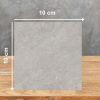 Muestra 10x10 cm de Venux Bourgogne Perle gris uniforme sobre fondo gris.