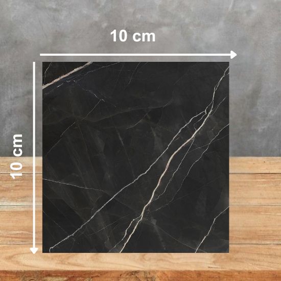 Muestra 10x10 cm de Venux Calacatta Black negra con vetas blancas sobre fondo gris.