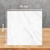 Muestra 10x10 cm de Venux Calacatta Classic blanca con vetas grises sobre fondo gris.