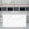 Superficie completa de Venux Calacatta Classic blanca con vetas grises horizontales en patrón mármol natural.